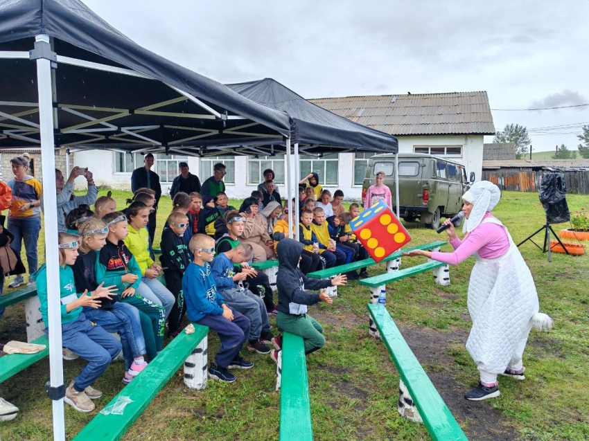Уличный кинотеатр и новые футбольные ворота подарила «Удоканская медь» детям Урульгинского центра помощи 