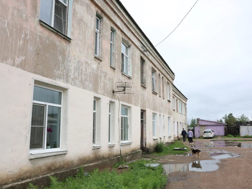 Госинспекция помогла жителям поселка Карымское приблизить капремонт крыши