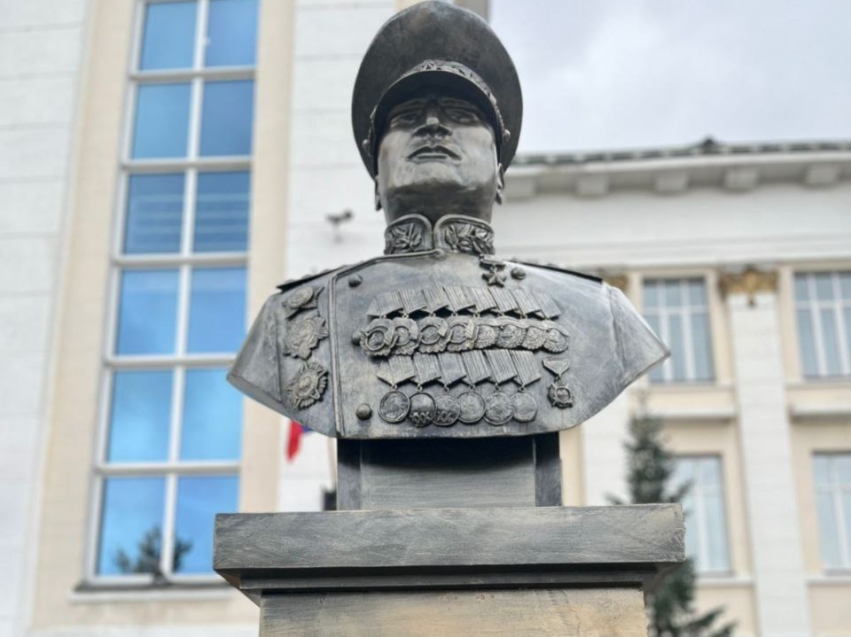 ​#ЗабВО90: В Чите открыли памятник Герою Советского Союза генералу армии Ивану Ивановичу Масленникову