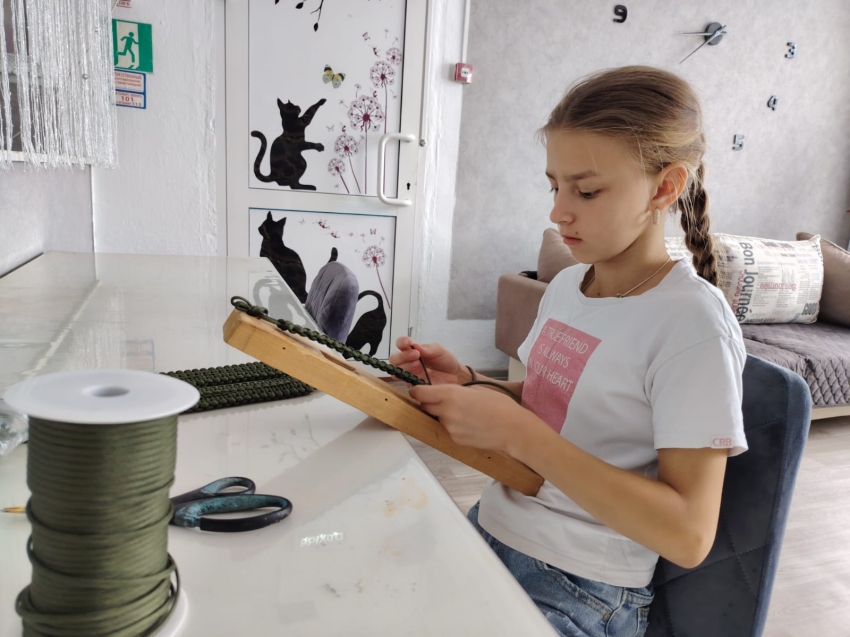 Более сотни «Браслетов выживания» сплела воспитанница Сретенского социально-реабилитационного центра 
