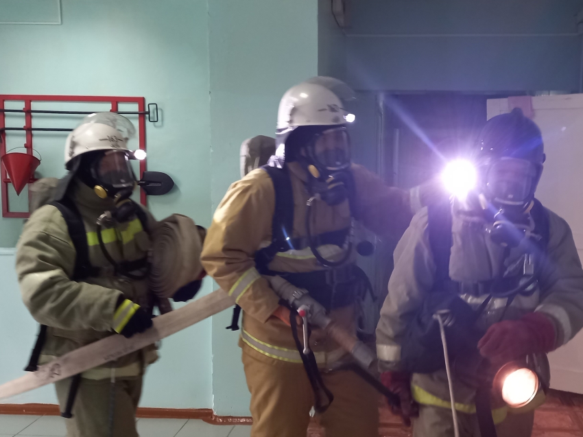 Бойцы из пожарной части «Забайкалпожспаса» провели учения в Новоорловской больнице