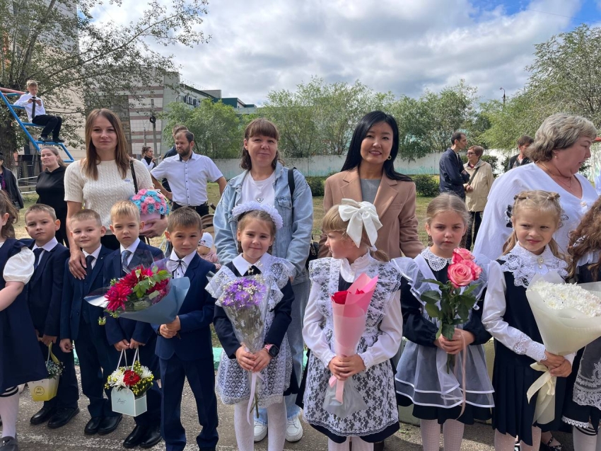 Министр экономики Забайкалья поздравила с Днем Знаний учащихся средней школы №5 в Чите