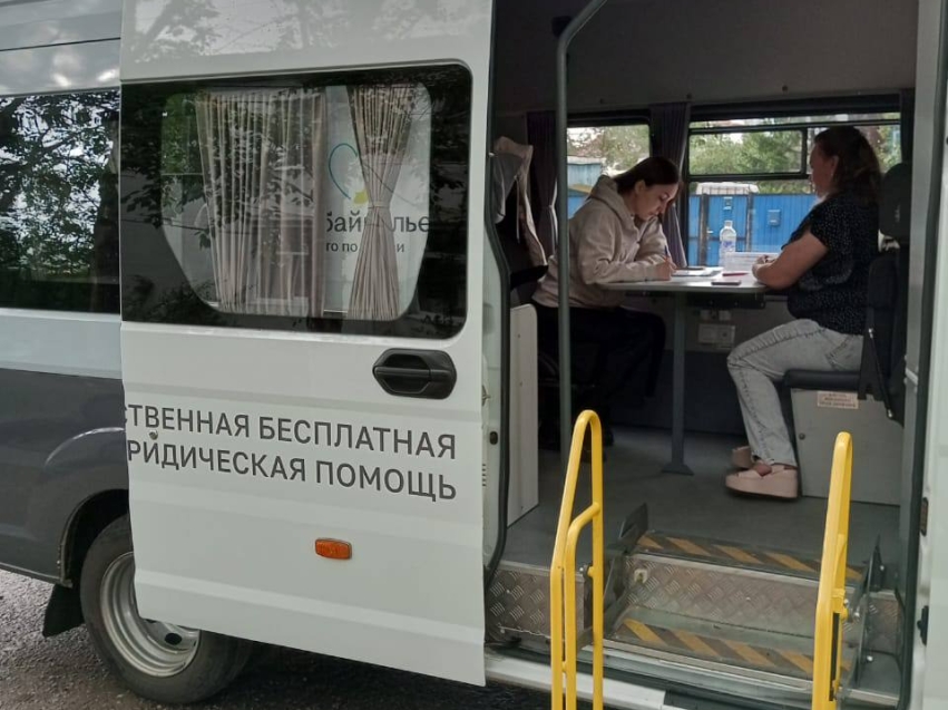 Более 30 жителей Забайкалья получили бесплатную юридическую помощь в ходе выездных консультаций