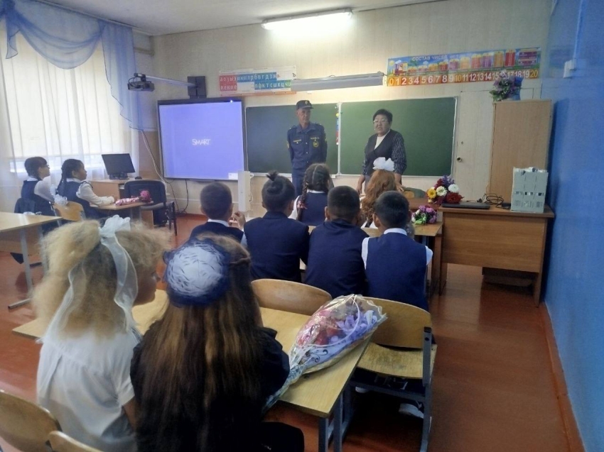 ​Пожарные «Забайкалпожспас» провели уроки безопасности для школьников в День знаний