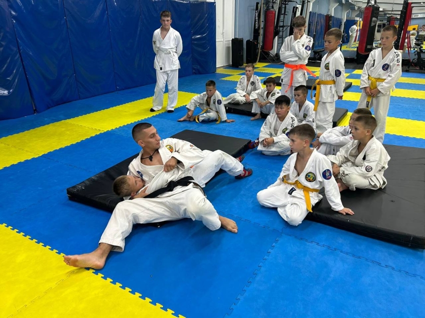 Мастер-класс для всех желающих провели спортсмены армейского рукопашного боя в Чите 