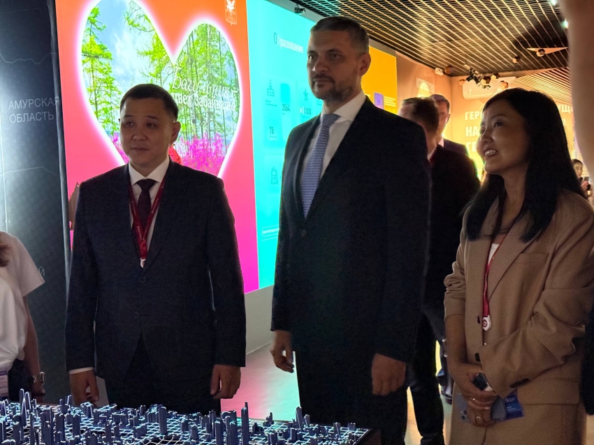 ​ВЭФ-2025: Интерактивные зоны и эффективные медиафасады презентовали губернатору Забайкалья на улице Дальнего Востока