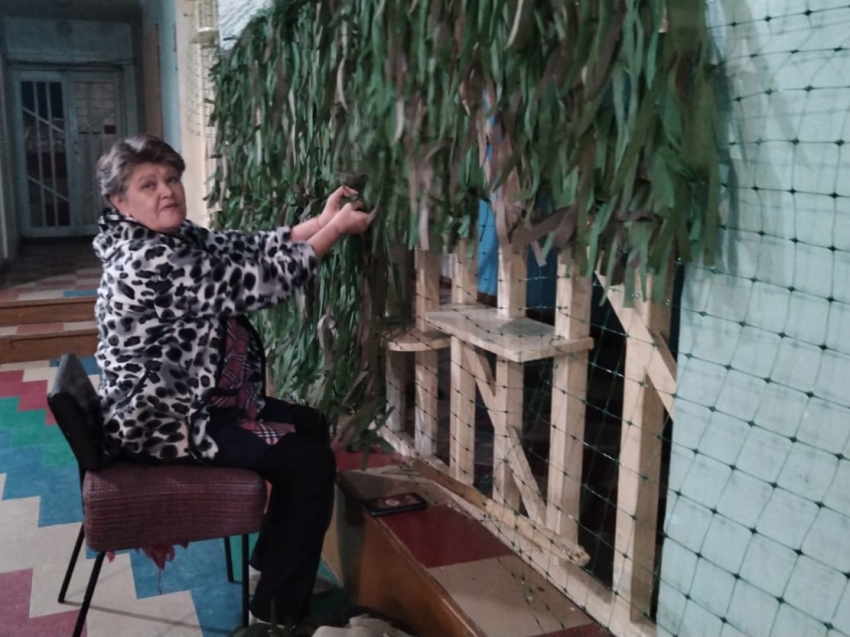 ​#ВместеСильнее: Юбилейную 80-ю маскировочную сеть изготовил коллектив рабочего общежития в поселке Первомайский Шилкинского округа