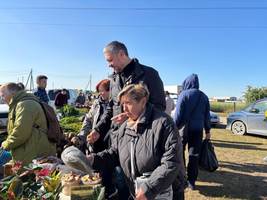 ​Продукцию с огородов забайкальцев оценил губернатор Александр Осипов на ярмарке «Золотая осень Забайкальского края — 2025»