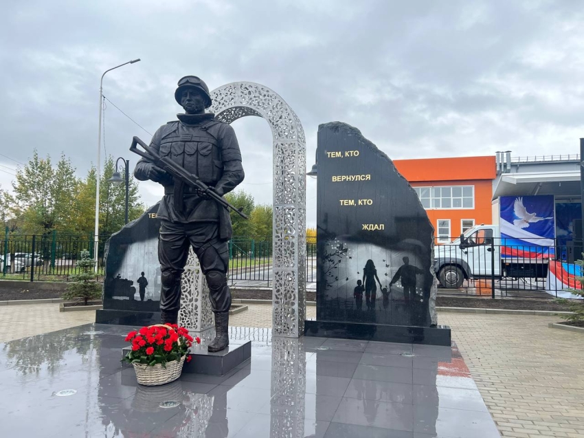 В поселке Карымское возвели мемориальный комплекс «Героям СВО» - его открыли под звуки оркестра 