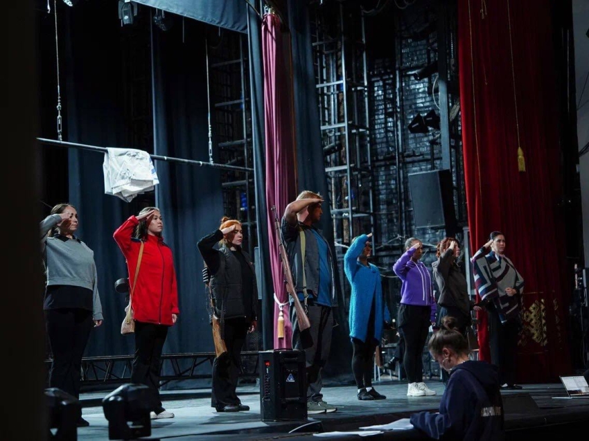 «Спектакль о мире, который слишком дорог, чтобы терять его снова». Музыкальную драму «А зори здесь тихие» покажут в Чите