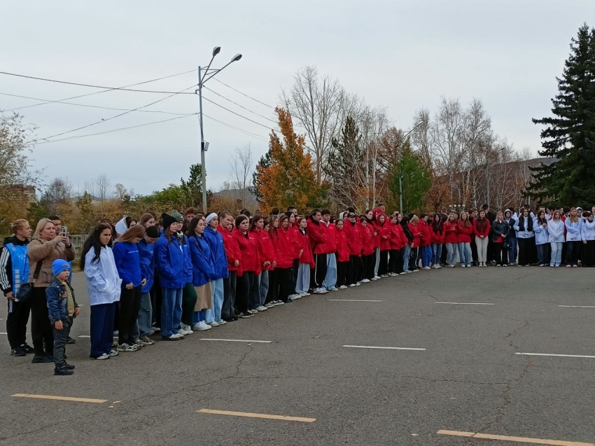 ​«Это - день возвращения домой»: В Забайкалье молодежь в честь воссоединения страны с Новороссией выстроились в слова «Россия», «Гордость», «Единство», «89»