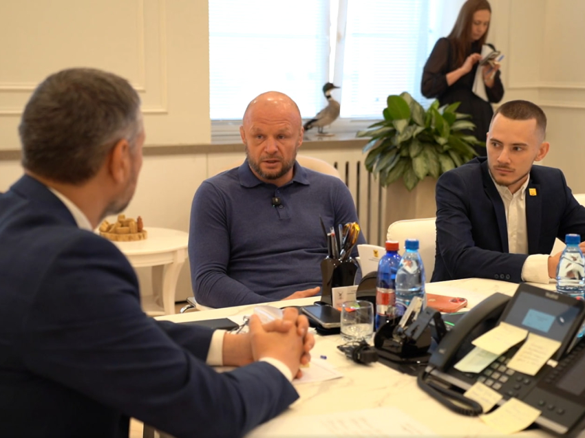 ​Губернатор Забайкальского края провёл встречу с основателем школы единоборств «Шторм» Александром Шлеменко и бойцом UFC Андреем Пуляевым