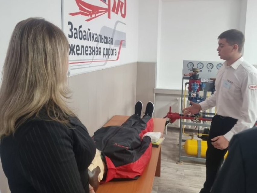 В Чернышевском лицее открыли мастерскую для подготовки будущих машинистов поезда 