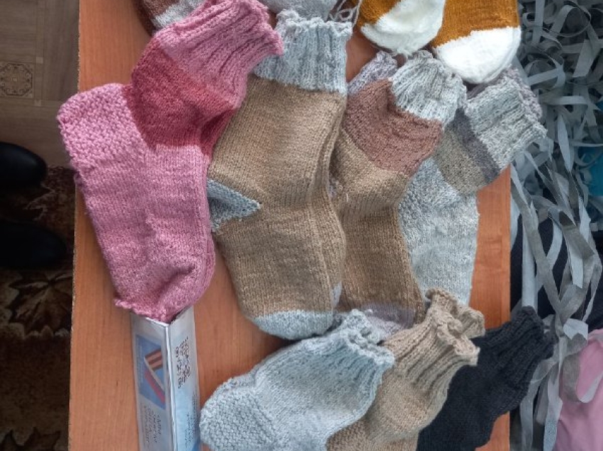 ​#ВместеСильнее: 91-летняя жительница Калганского округа вяжет носки для бойцов СВО