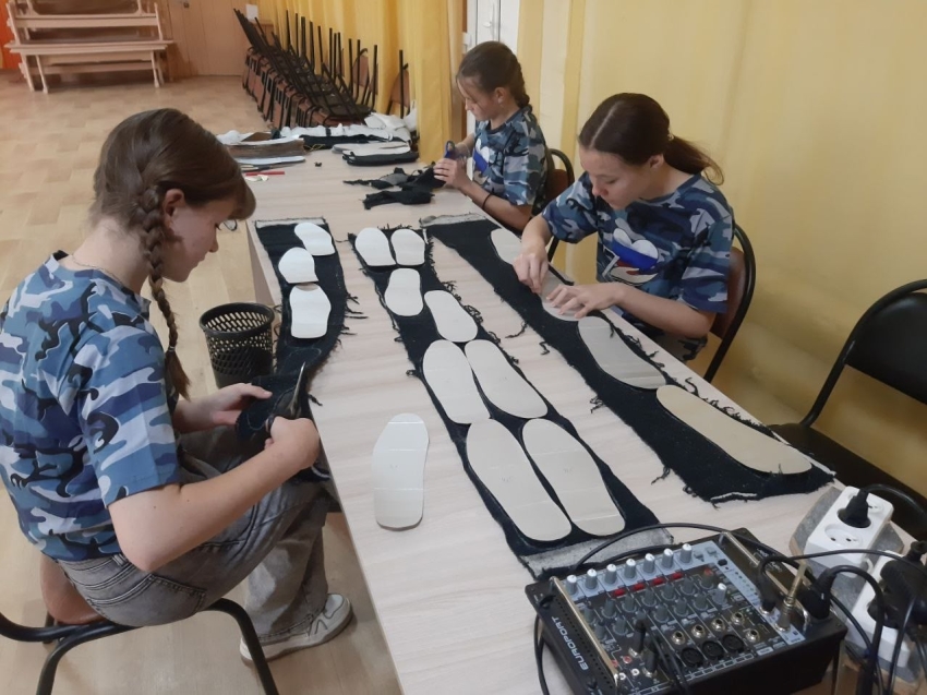 #ВместеСильнее: Детское волонтерское объединение из Новопавловки изготавливает стельки для земляков на СВО