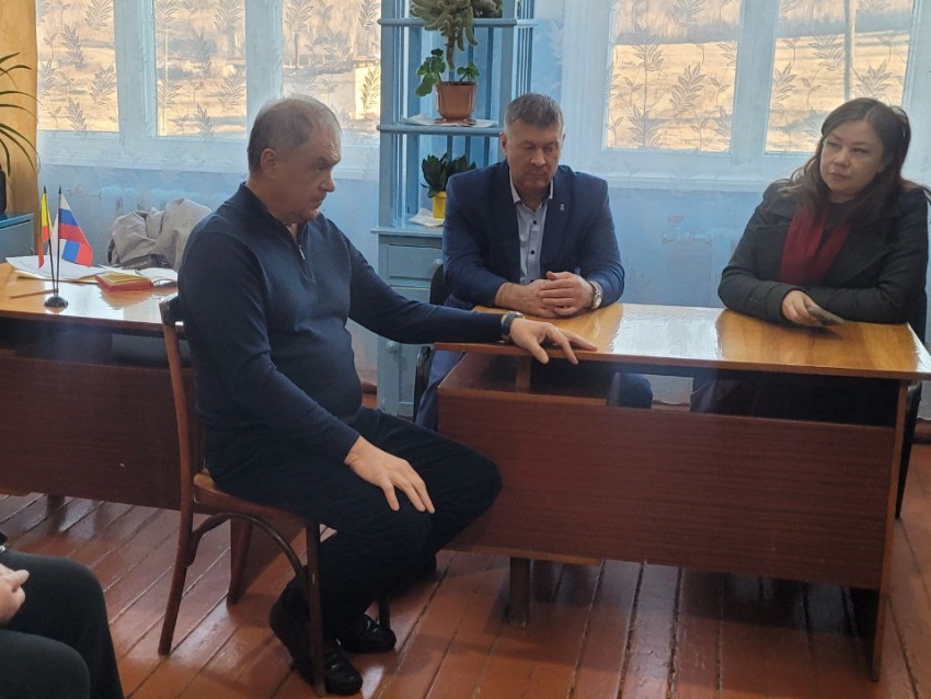 ​Депутатский контроль: Александр Скачков встретился с жителями сел Икшица и Курлыч Чернышевского округа