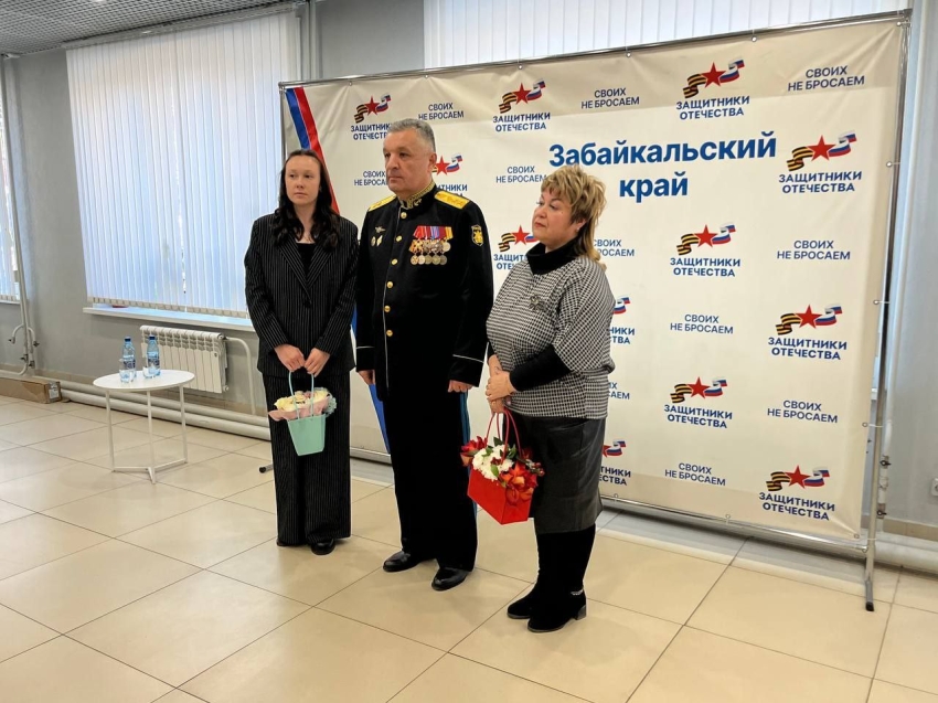 «Я знаю цену, которую мы платим»: Генерал-лейтенант Роман Греков вручил медаль семье забайкальского героя-разведчика Алексея Подопригоры