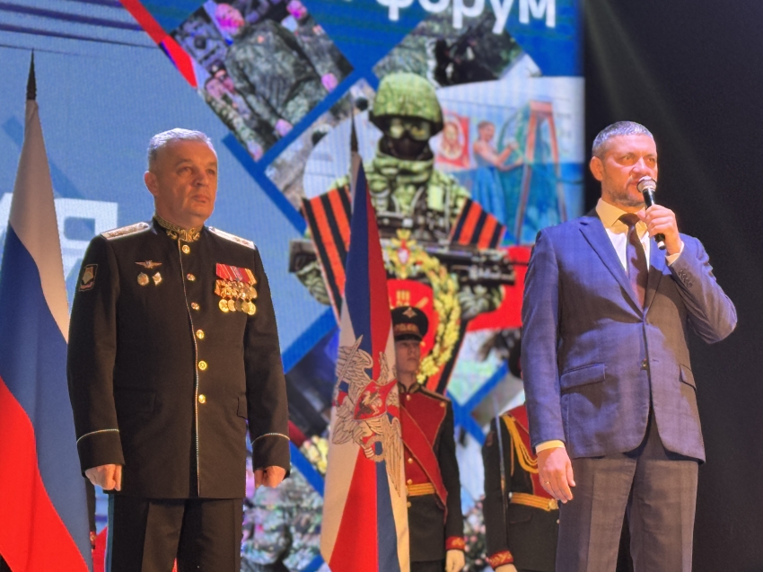 Глава Забайкалья Александр Осипов и замкомандующего ВВО, генерал-лейтенант Роман Греков официально открыли большой двухдневный форум поддержки участников СВО и их семей «Народ и Армия едины» в Чите