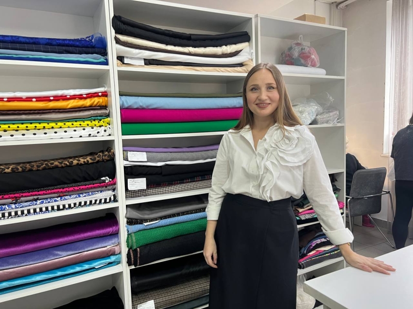 Читинка оставила госслужбу ради любимого дела – сейчас в ее ателье можно сшить платье за три дня