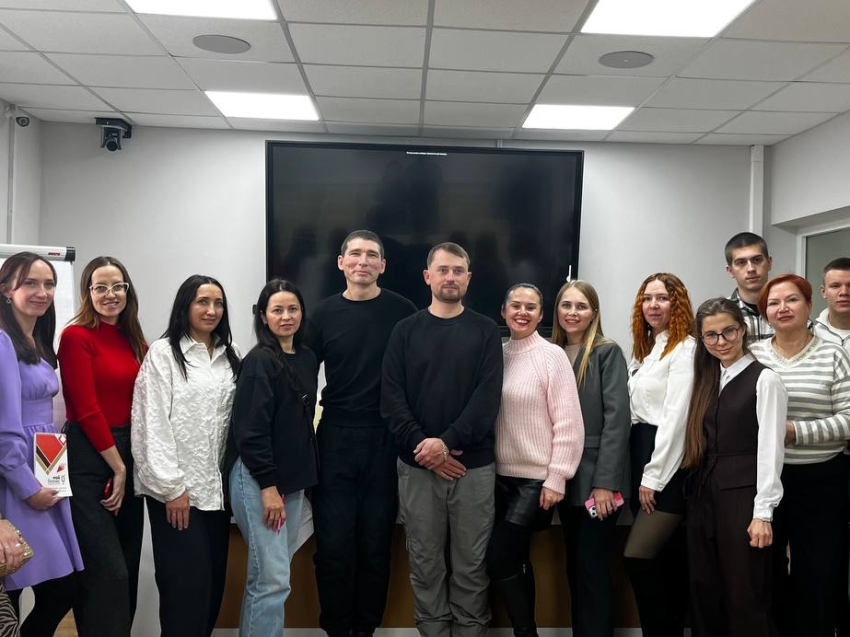 В Чите во второй день интенсива для бизнеса путешественник Юрий Скоробогатов учил зарабатывать деньги