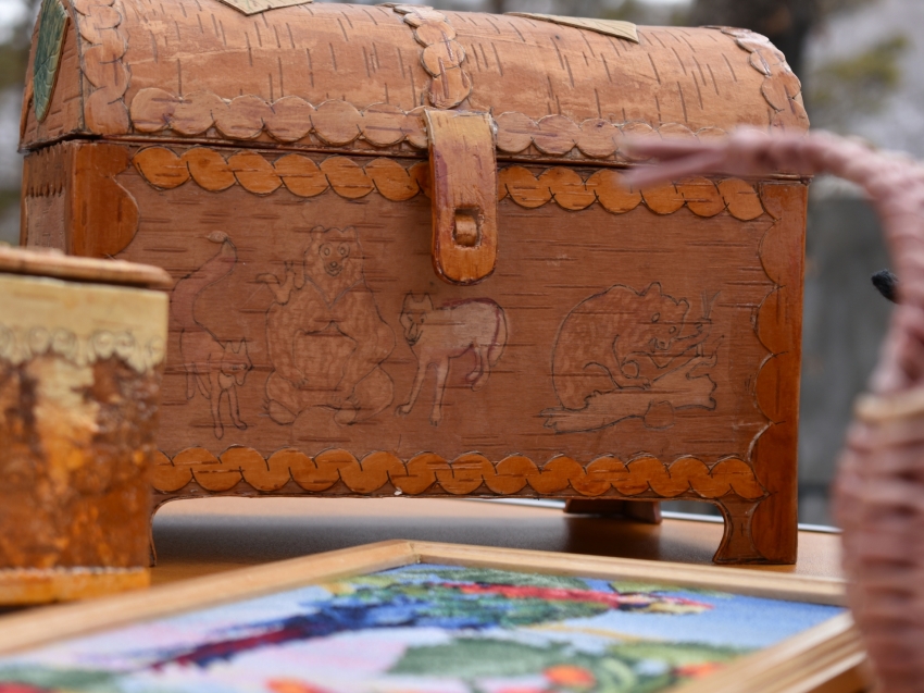 ​От бересты до вышивки: забайкальские мастера сохраняют культурное наследие Шелопугинского округа