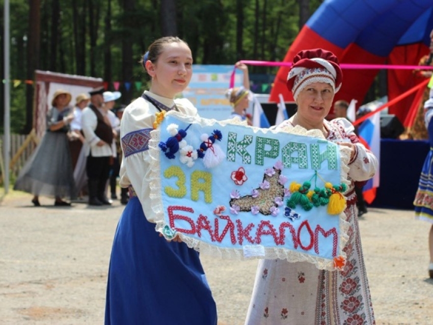 ​«Научили любить каждую ниточку, стежочек», - семья из Забайкалья хранит традиции рукоделия и передает их новым поколениям мастеров
