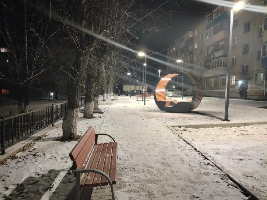В Могоче завершили преображение двора – теперь там удобные проезды, комфортные лавочки и фонари  