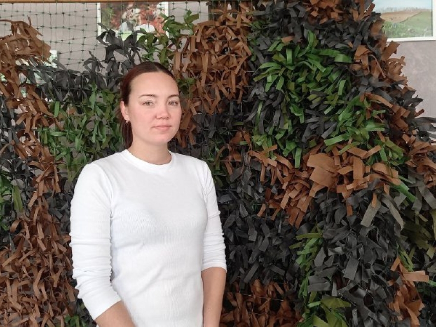 ​«Мысль о том, что маскировочная сеть может спасти чью-то жизнь, дает стимул», - Алёна Ельчина из Шелопугино совмещает муниципальную службу с помощью фронту