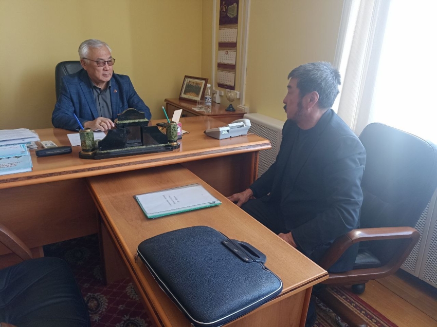 Сенатор Баир Жамсуев провел личный прием граждан в Агинском