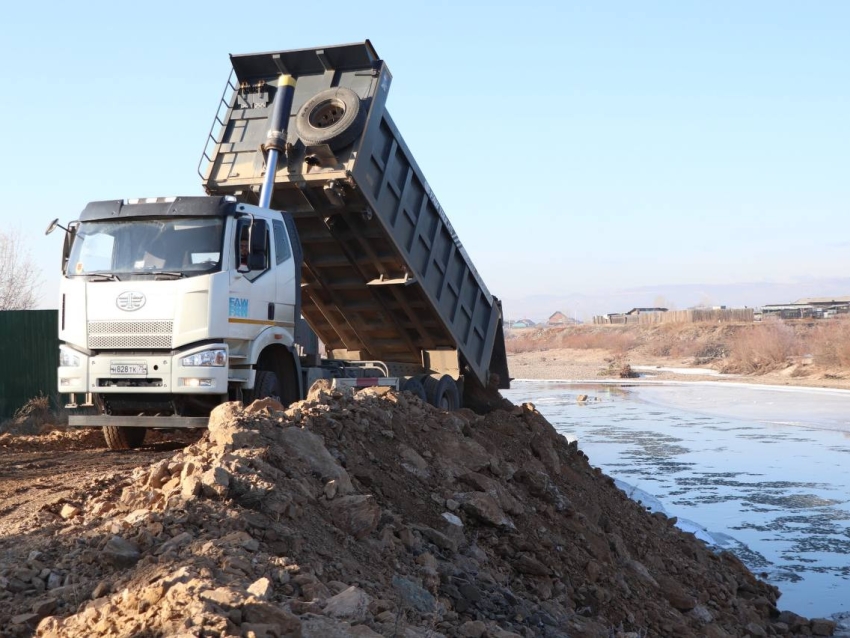 В столице Забайкалья начались аварийно-восстановительные работы на реке Чита