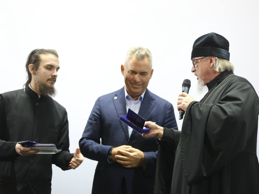 Владыка Димитрий наградил автора картины о Святителе Луке епархиальной медалью 