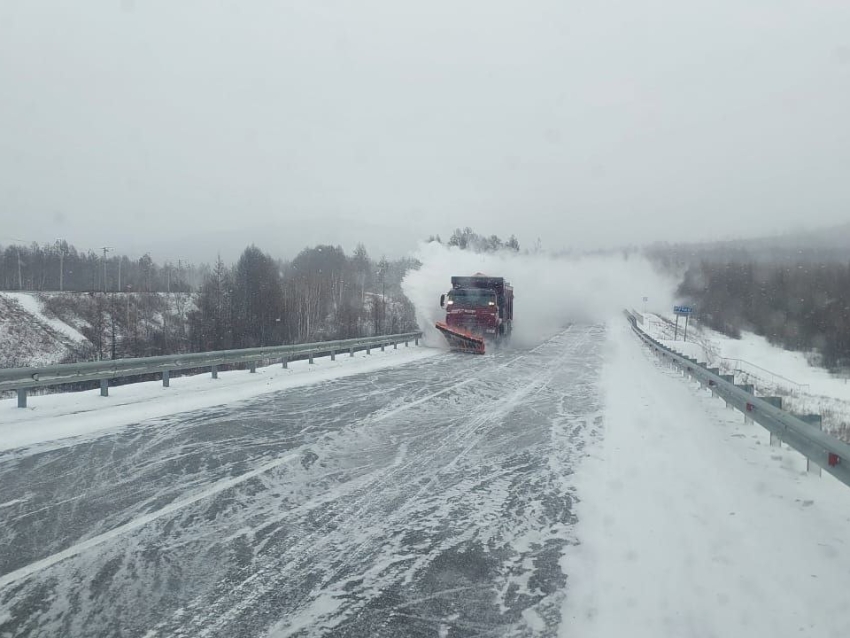 Спецтехника вышла на очистку федеральных дорог от снега в Забайкальском крае