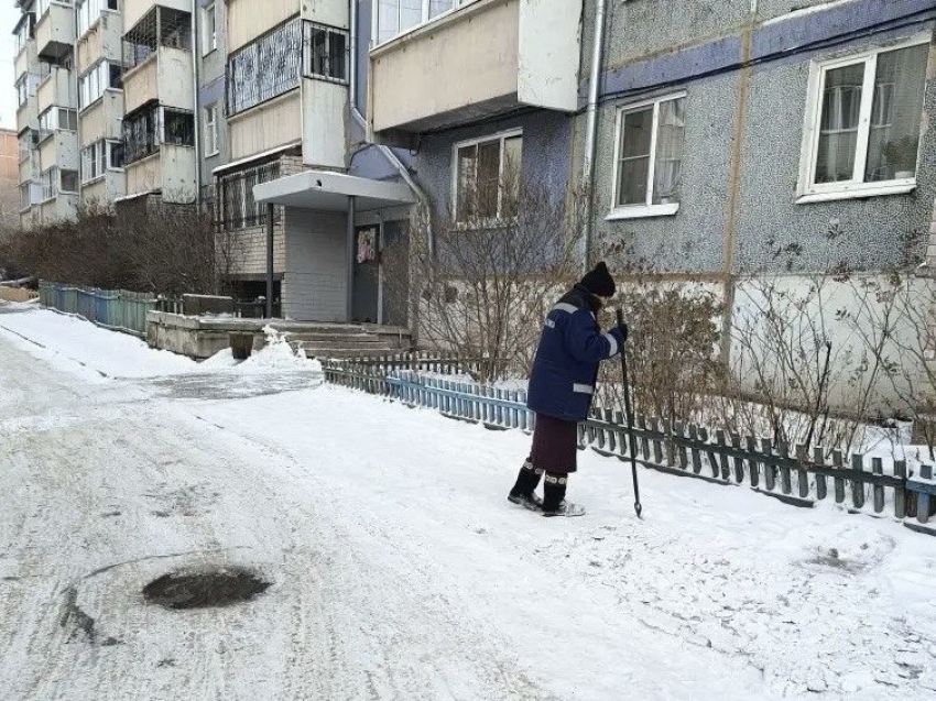 ​Сотрудники Госинспекции Забайкалья продолжают следить за уборкой снега во дворах
