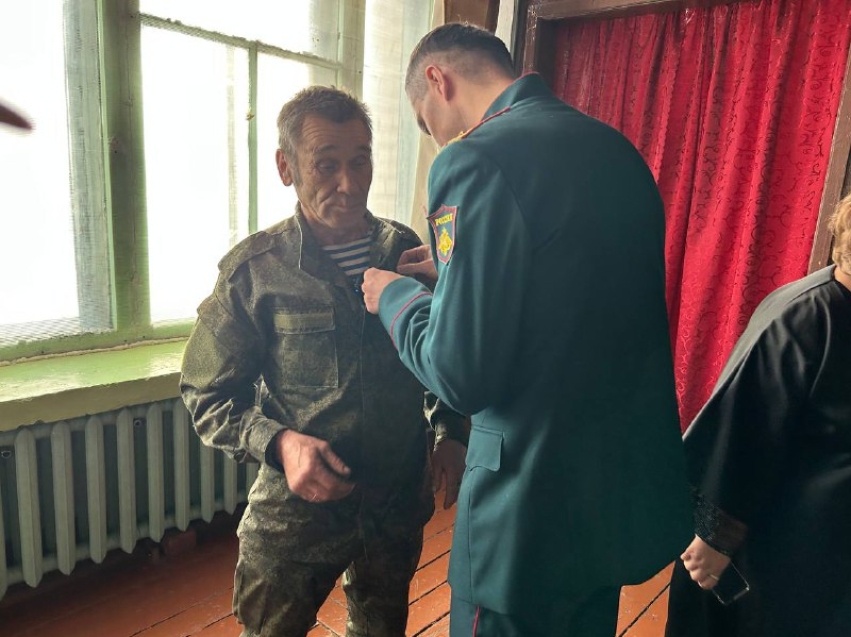 Медаль «За храбрость» вручили ветерану СВО, преподавателю Борзинского филиала КПТК Сергею Фролову, он посвятил ее боевым товарищам