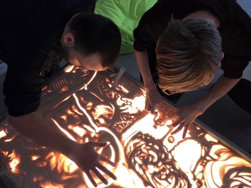 Мультфильм в технике песочной анимации по сказке Салтыкова-Щедрина выпустят воспитанники Школы креативных индустрий в Чите 