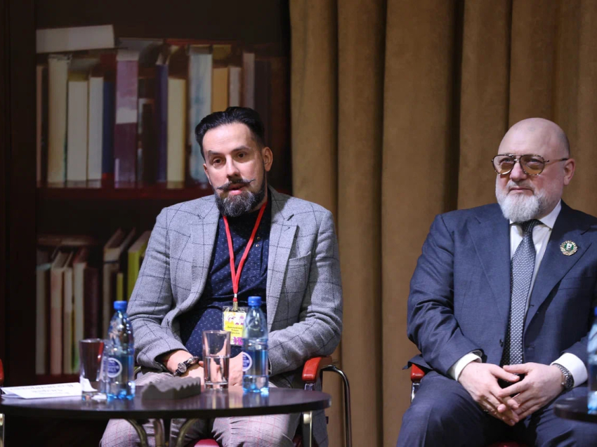 Роман Антоновский на Русском форуме в Чите призвал увековечить память героев, чьи судьбы символизируют единение народов