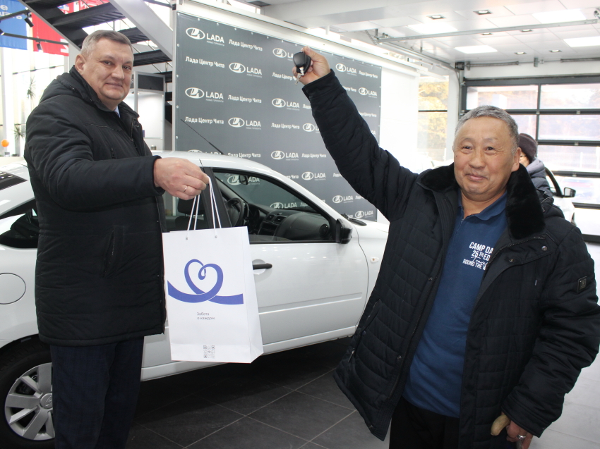 Социальный фонд России вручил новые адаптированные автомобили пострадавшим на производстве забайкальцам