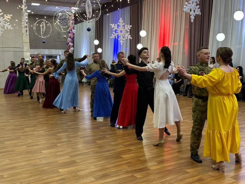 Ветераны СВО вместе с дамами кружили в едином танце на первом в Забайкалье балу Героев Отечества