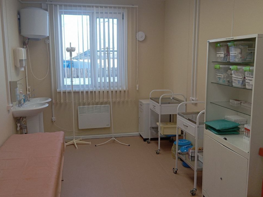 Медики начали вести прием пациентов в новом фельдшерском пункте в поселке Могойтуйского округа 