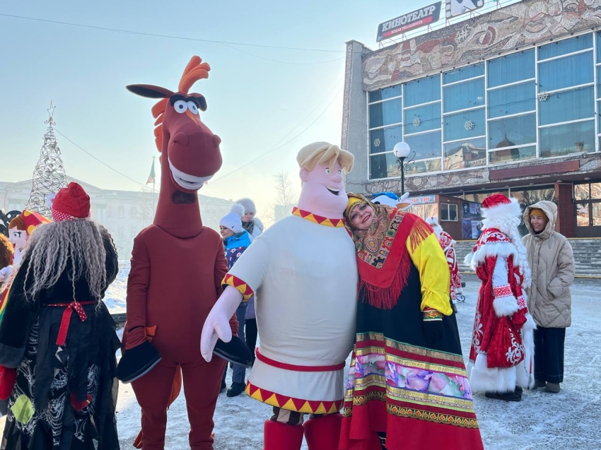 Емеля приехал на печи, а Алёша Попович на боевом коне. Как прошёл праздник «Ёлки Забайкалья» в Чите?