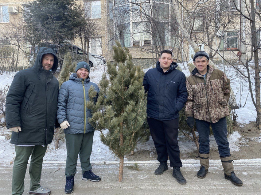 Лесные пожарные из Забайкалья подарили краевой больнице главный символ Нового года
