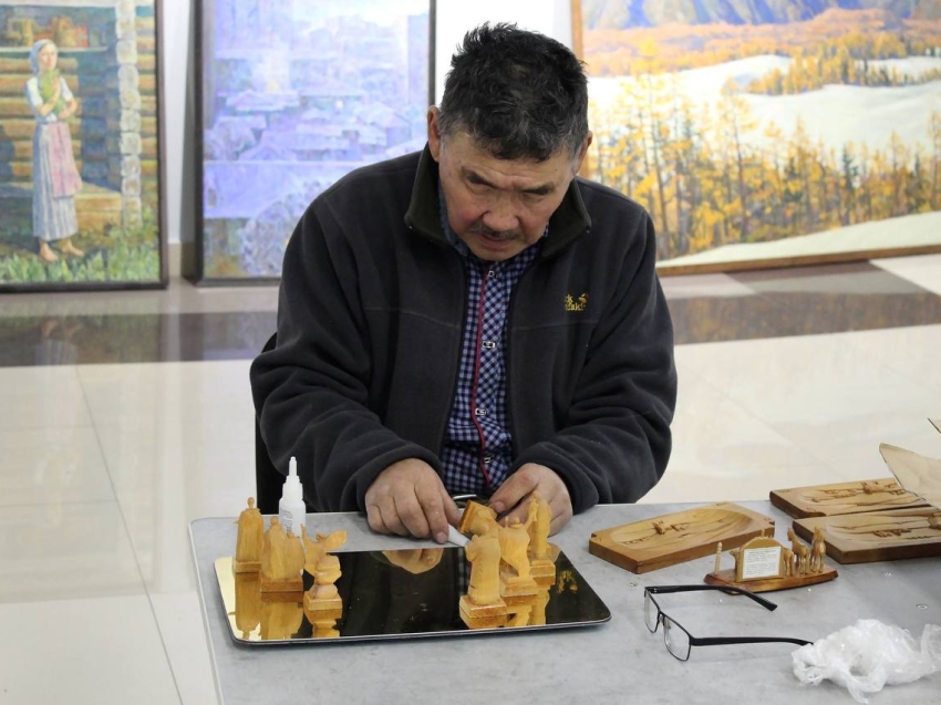 Сантиметровую фигурку из дерева покажет на выставке Союза художников России мастер из Агинского