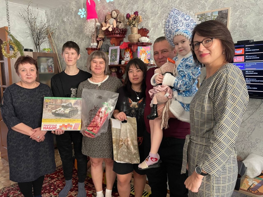 ​Министр соцполитики Забайкалья поздравила семьи участников СВО в Шилке с Новым годом