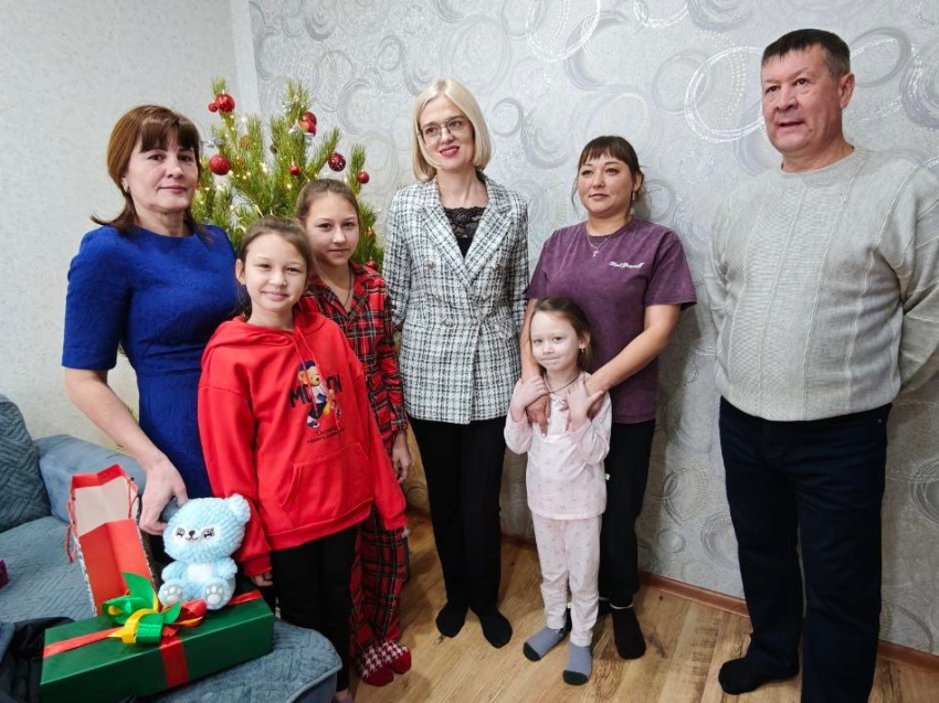 ​Виктория Бессонова поздравила с наступающим Новым годом многодетные семьи участников СВО в Чернышевском округе