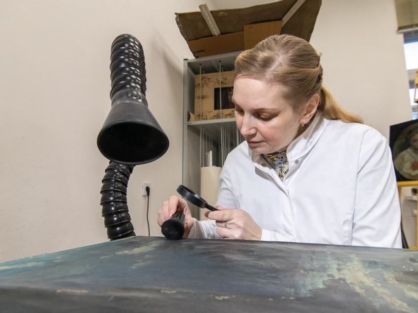 Шесть картин забайкальских художников отреставрировали в мастерской краеведческого музея в Чите 