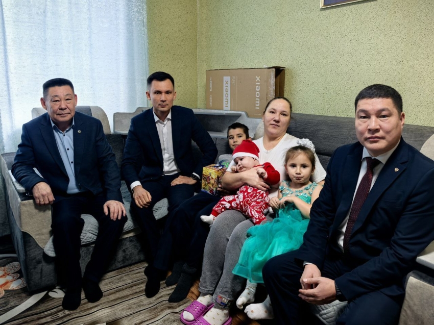 Павел Волжин поздравил семьи защитников Родины с наступающим Новым годом