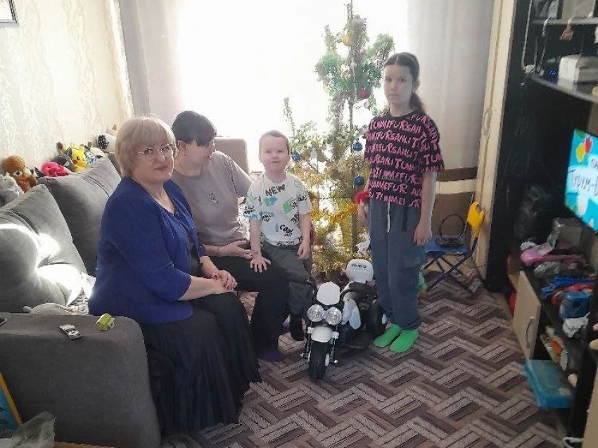 Ёлка желаний - 2025: Министр образования Забайкалья исполнила мечту пятилетнего Степана