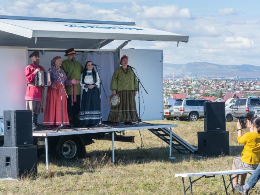 Расстояние для культуры не помеха: забайкальские артисты проехали тысячи километров за 5 лет, чтобы подарить праздник