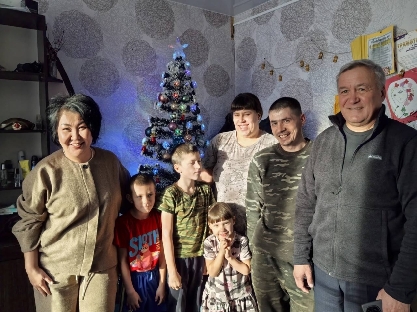 ​Семьи участников СВО поздравили с праздниками в Забайкалье 