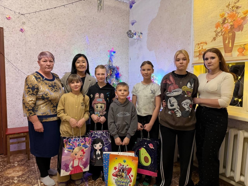 ​Министр экономики Забайкалья посетила родных героев-бойцов СВО в Газ-Заводе